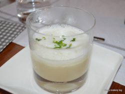 Spargel Capuccino mit Lakritztagetes Schaum