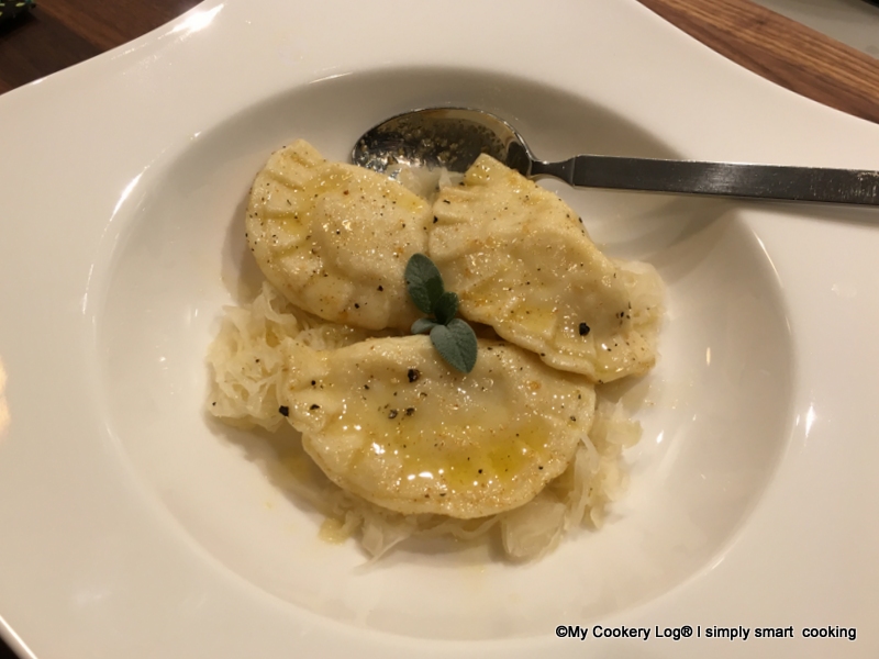 Kartoffelteig-Taschen mit Sauerkrautfüllung - My Cookery Log : My ...