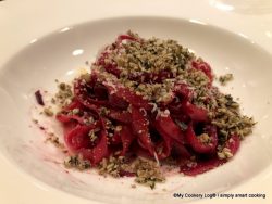 Rote Beete Pesto mit Kürbiskern-Nuss Toping