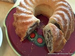Hefe Gugelhupf mit Nussfüllung